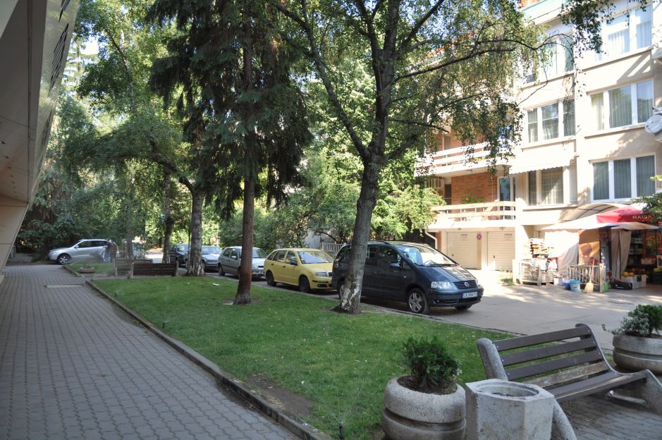Отдава под наем 1-стаен обзаведен апартамент в сърцето на кв. "Изток"Изток