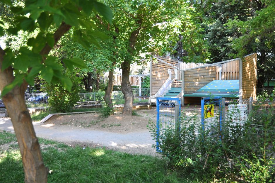 Отдава под наем 1-стаен обзаведен апартамент в сърцето на кв. "Изток"Изток